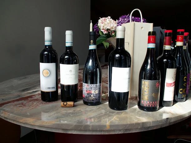Bottiglie di vino sul tavolo di marmo accanto alla shopper Vinlist