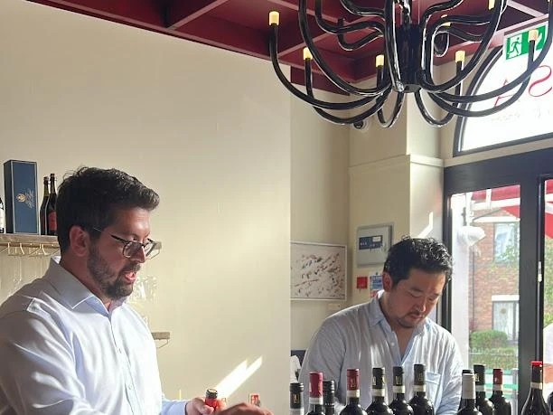 Due ospiti degustano il vino al banco di Casa N216