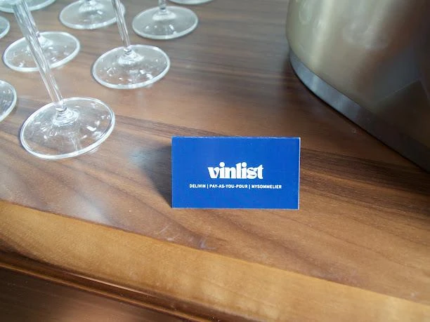 Calici capovolti e biglietto Vinlist sul tavolo di legno