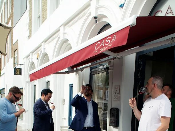 L'ingresso di Casa N216 con gli ospiti riuniti davanti al locale