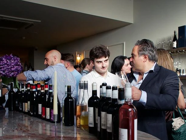 Ospiti al banco durante la degustazione Vinlist Tastings