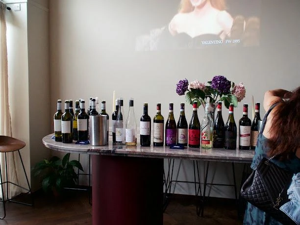 Bottiglie di vino bianco sul tavolo di degustazione