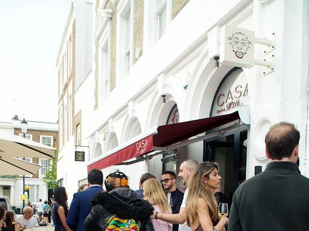 La strada di Notting Hill davanti a Casa N216 con gli ospiti dell'evento