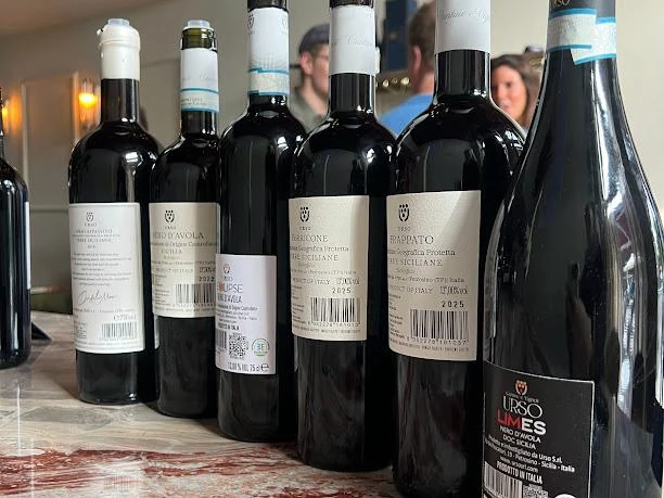 Le bottiglie allineate sul tavolo di marmo della degustazione