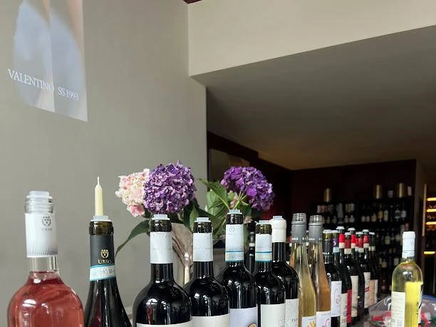 Candele, fiori e bottiglie sul banco di Casa N216