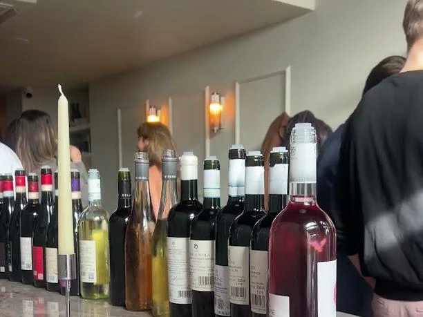 Le bottiglie sul banco durante la serata di degustazione