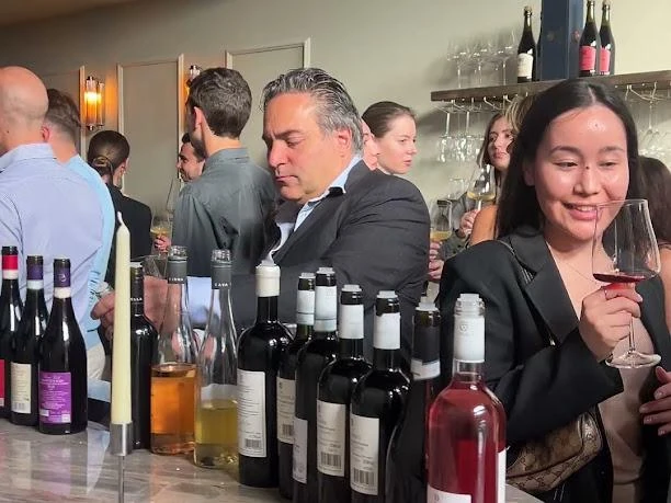 Ospiti degustano un calice di rosso durante Vinlist Tastings