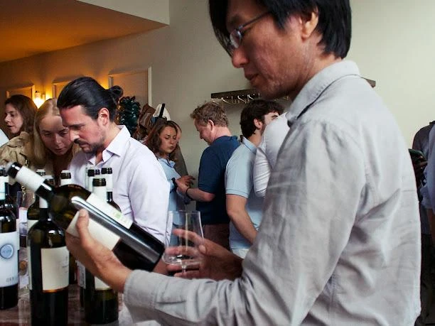 Un ospite versa il vino durante la degustazione