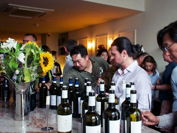 Il tavolo di degustazione allestito con i girasoli