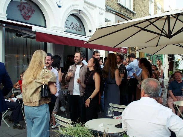 La strada di Notting Hill con gli ospiti davanti al locale