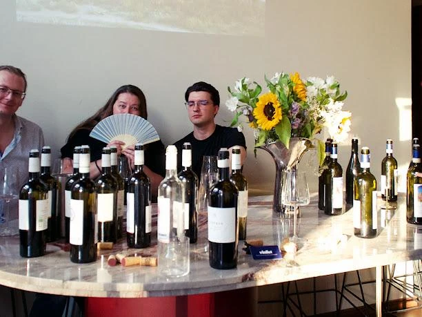 Il tavolo delle bottiglie durante la serata londinese