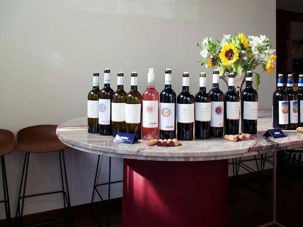 La selezione di vini Cantine Urso sul tavolo di marmo con i girasoli