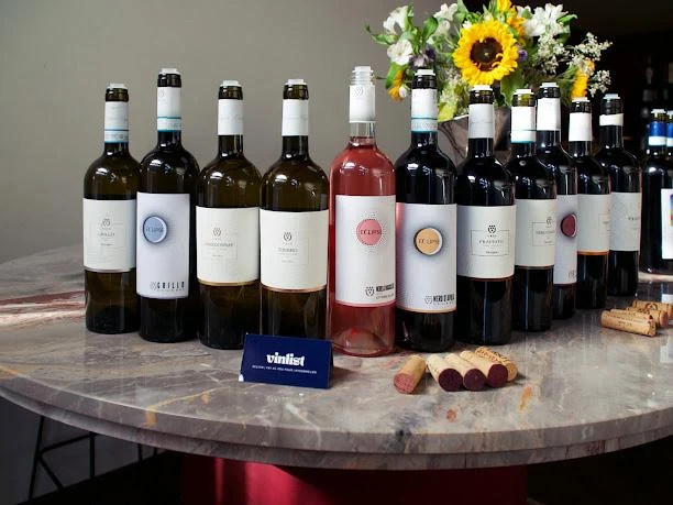 Le bottiglie di Cantine Urso con il biglietto Vinlist in primo piano