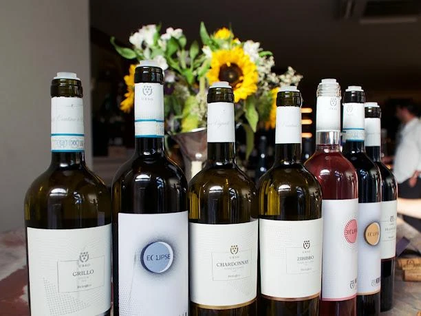 Bottiglie di bianco e rosato accanto alla composizione di girasoli