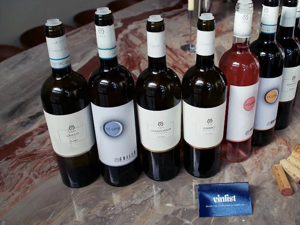 Le bottiglie di Cantine Urso allineate sul tavolo di marmo