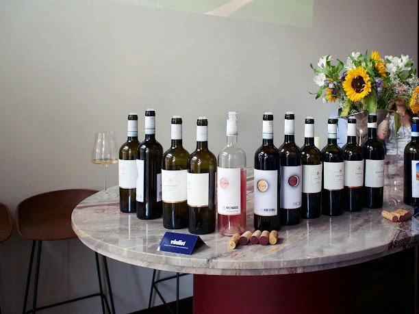 Il tavolo di degustazione con le bottiglie e i girasoli